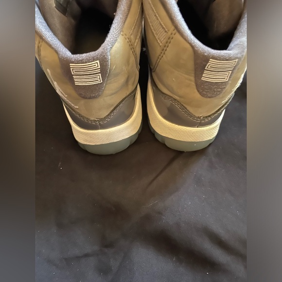 Used cool grey Jordan 11 size 1.5Y no box - Picture 4 of 7